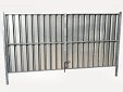 Puerta para acceso de vehículos de plancha de acero galvanizado, colocada en vallado provisional de solar